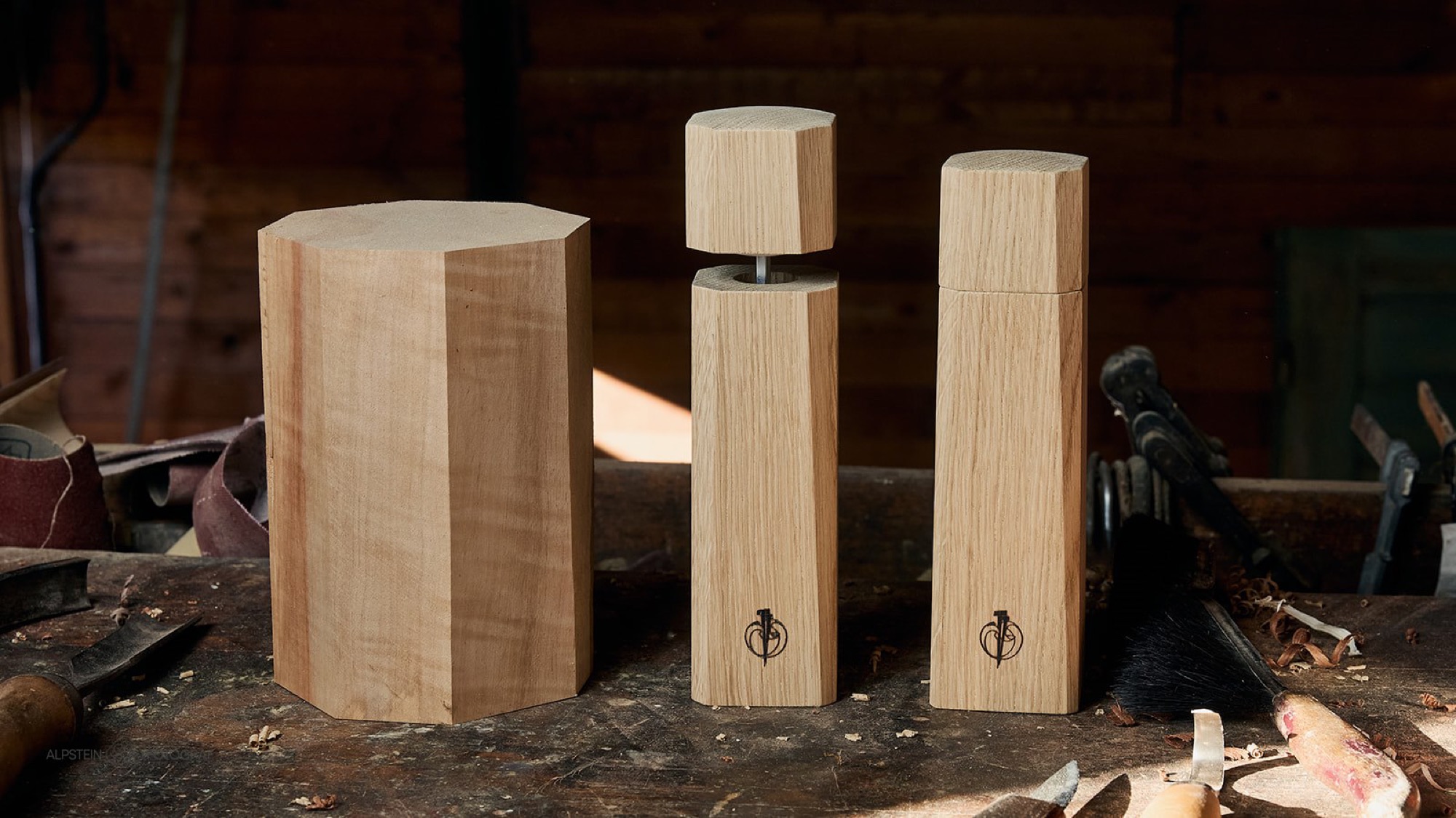 Pfeffermühle aus Eiche: Rohling, geöffnete Mühle und fertiges Stück auf der Werkbank