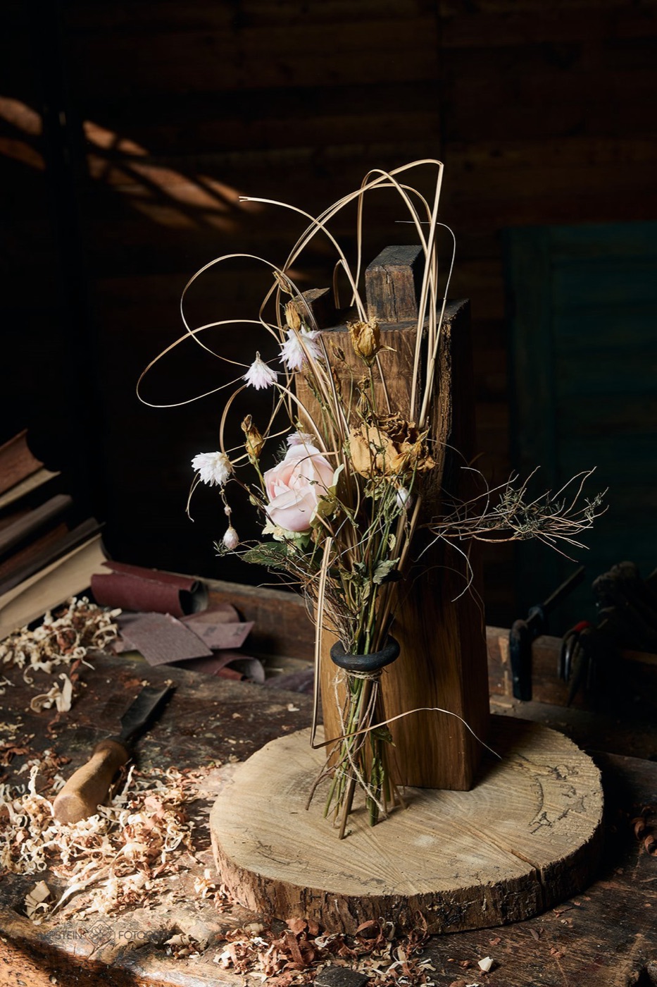 Blumenhalter aus Eichenholz mit Rose und Gräsern, Nahaufnahme