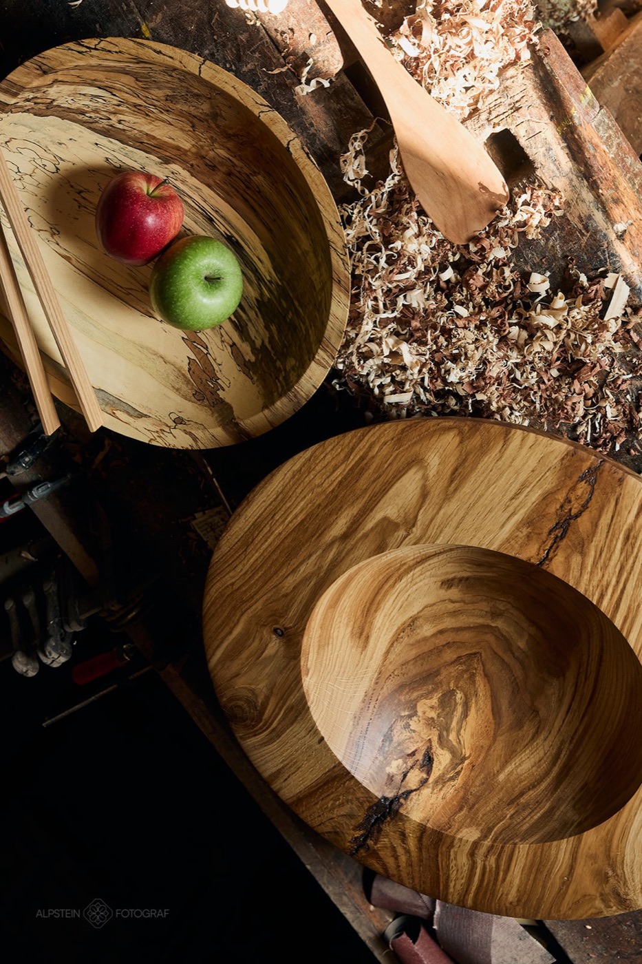 Zwei handgedrechselte Holzschalen aus Eiche und gestockter Buche mit Äpfeln