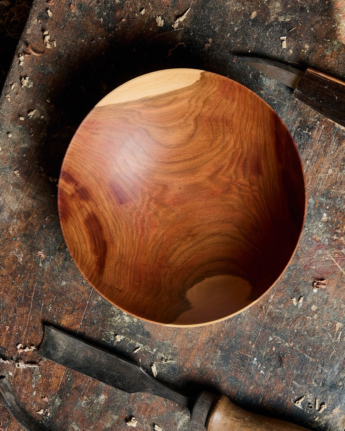 Flache Holzschale aus Kirschbaum von oben, Maserung wie eine Landkarte