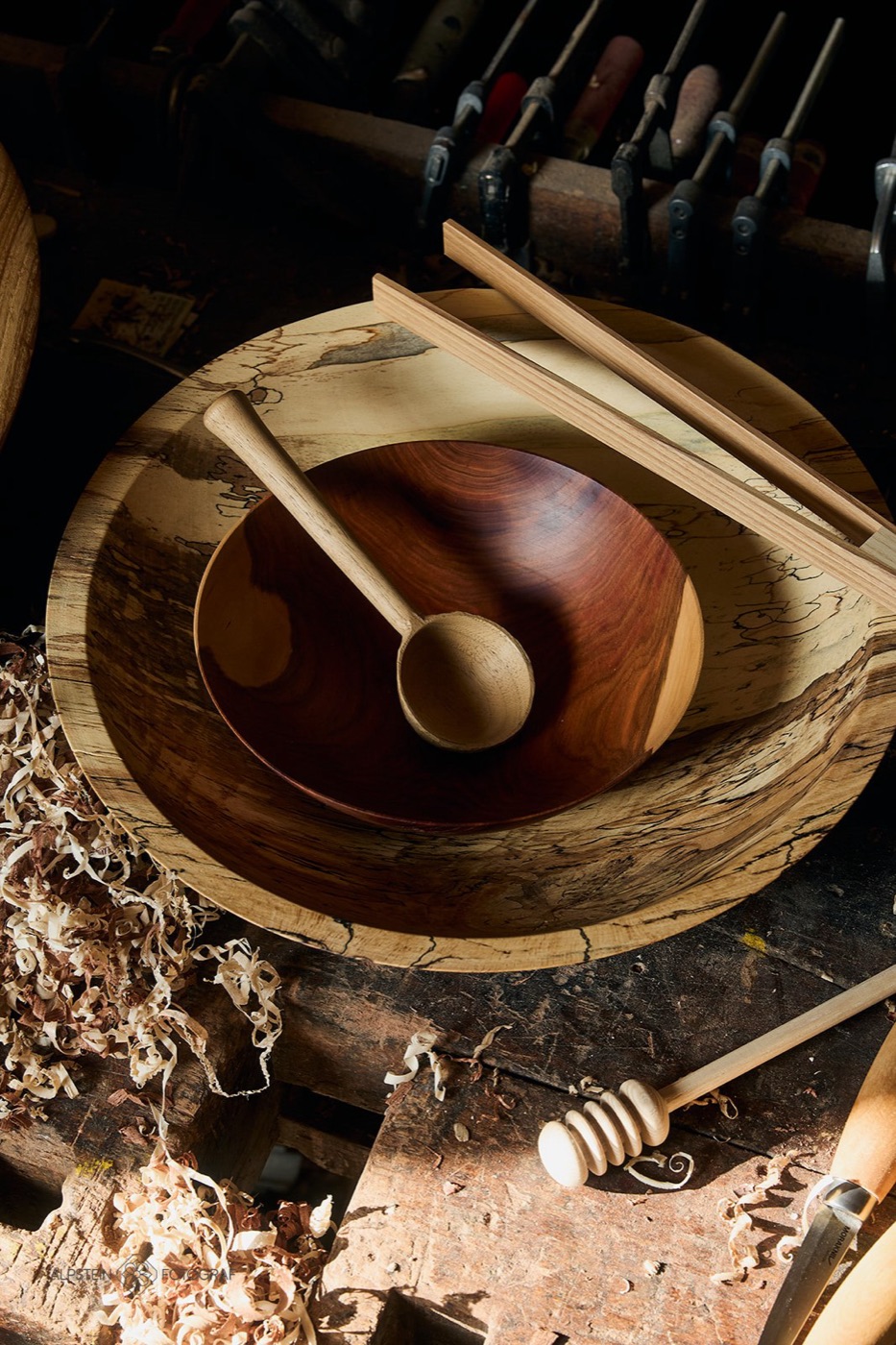 Kochlöffel und Honiglöffel in Holzschalen aus Kirsche und gestockter Buche