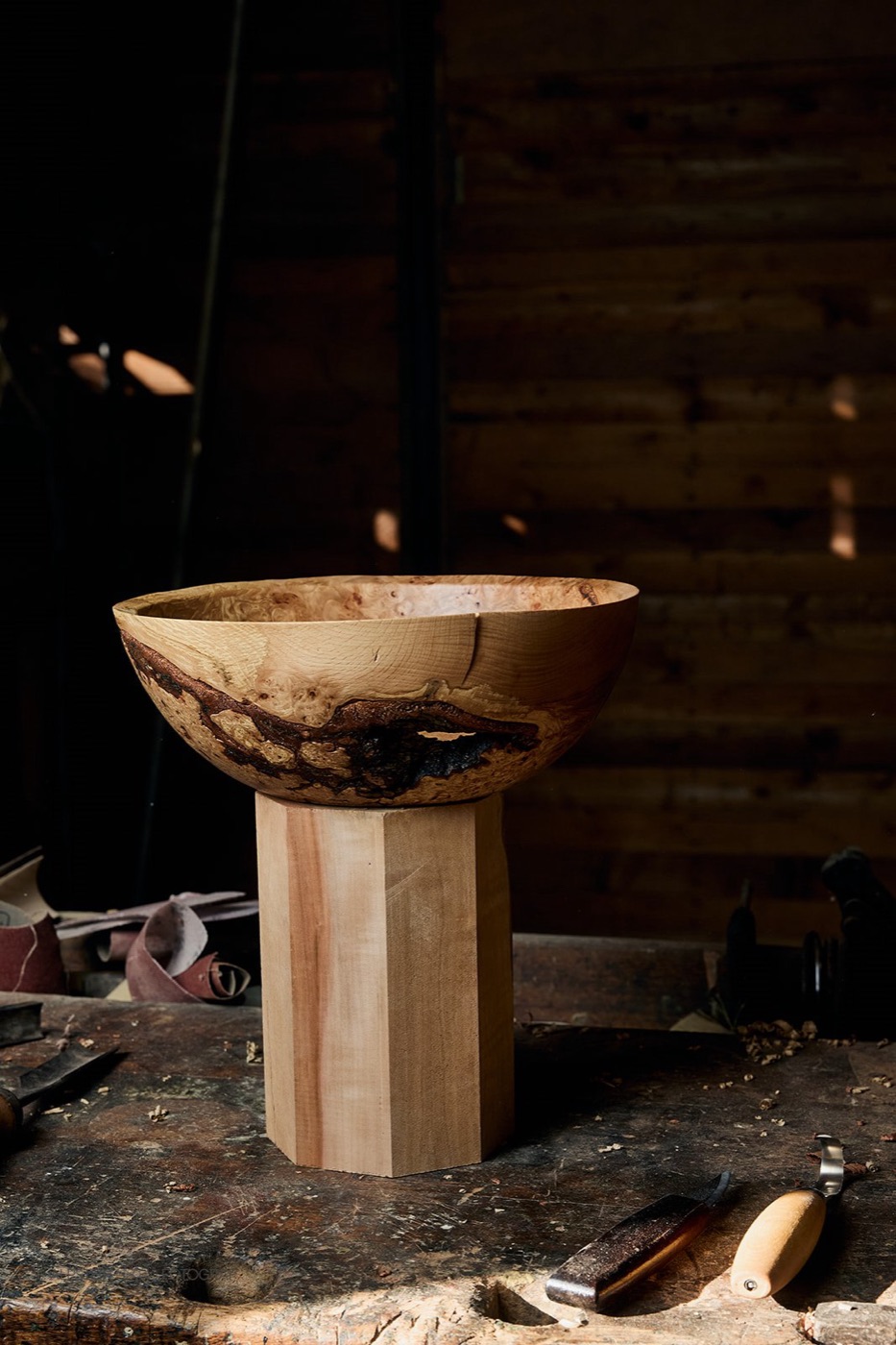 Holzschale aus Eichenmaser auf einem achteckigen Holzsockel in der Werkstatt
