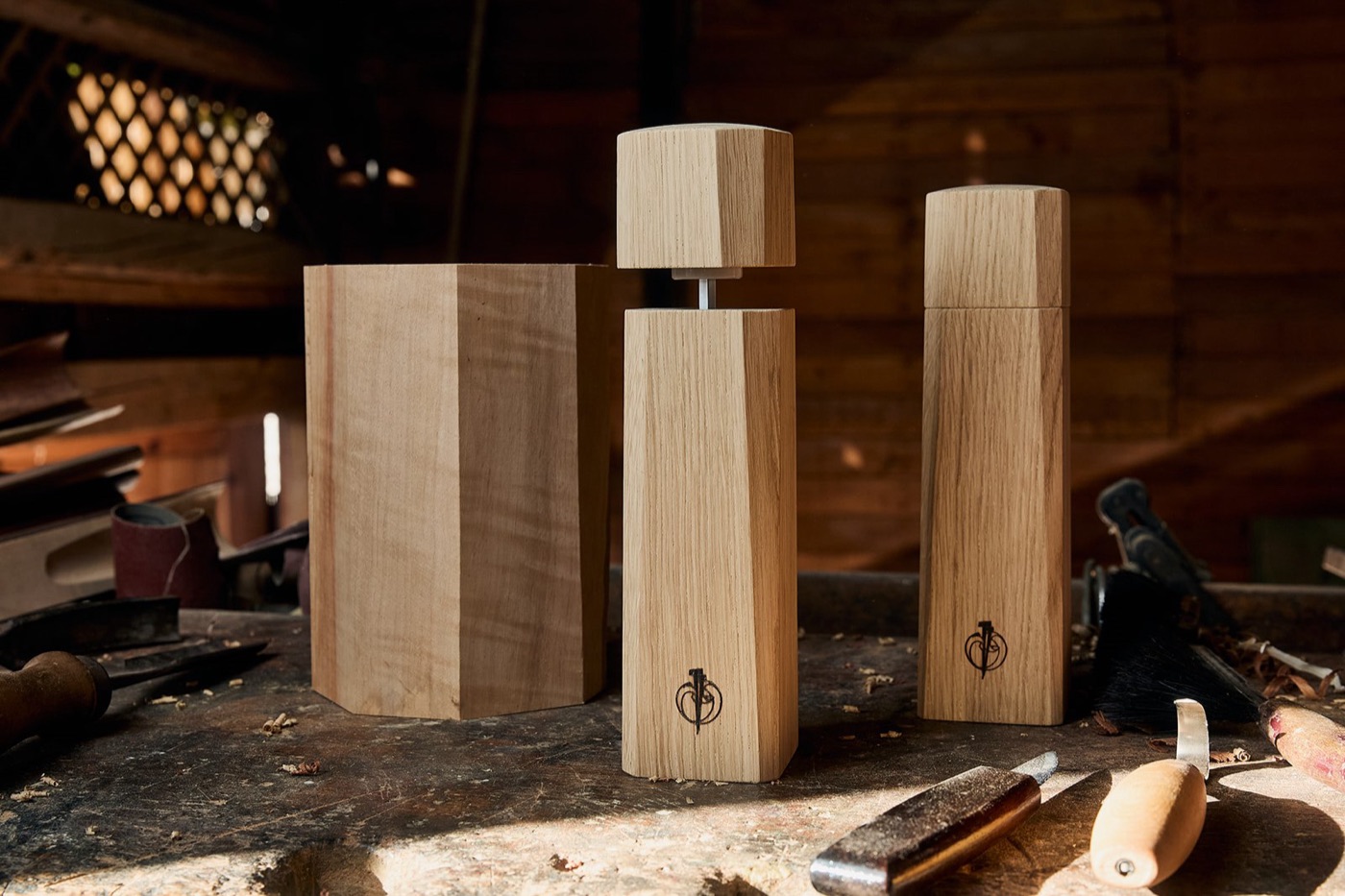 Pfeffermühle Eiche: Rohling, geöffnete Mühle mit Keramikmahlwerk und fertiges Stück