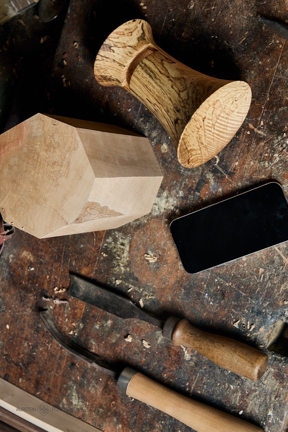 Klangtrichter aus Holz mit Handy und Drechselwerkzeug, Draufsicht